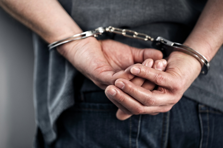 У Чуднові правоохоронці затримали двох чоловіків під час отримання посилки з психотропом