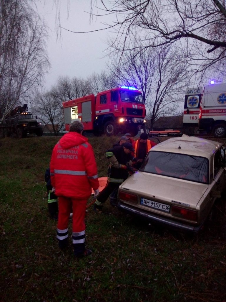 На Чуднівщині рятувальники вивільняли з пошкодженої автівки травмованого водія