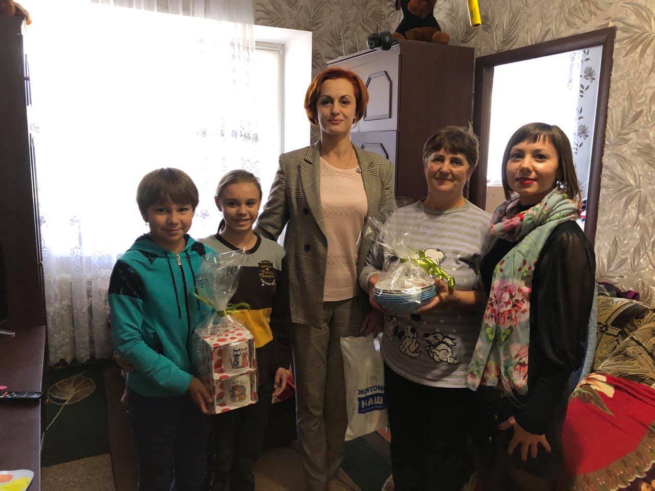 Родинам на Чуднівщині, які виховують прийомних дітей, вручили подарунки від мецената Ігоря Ходака