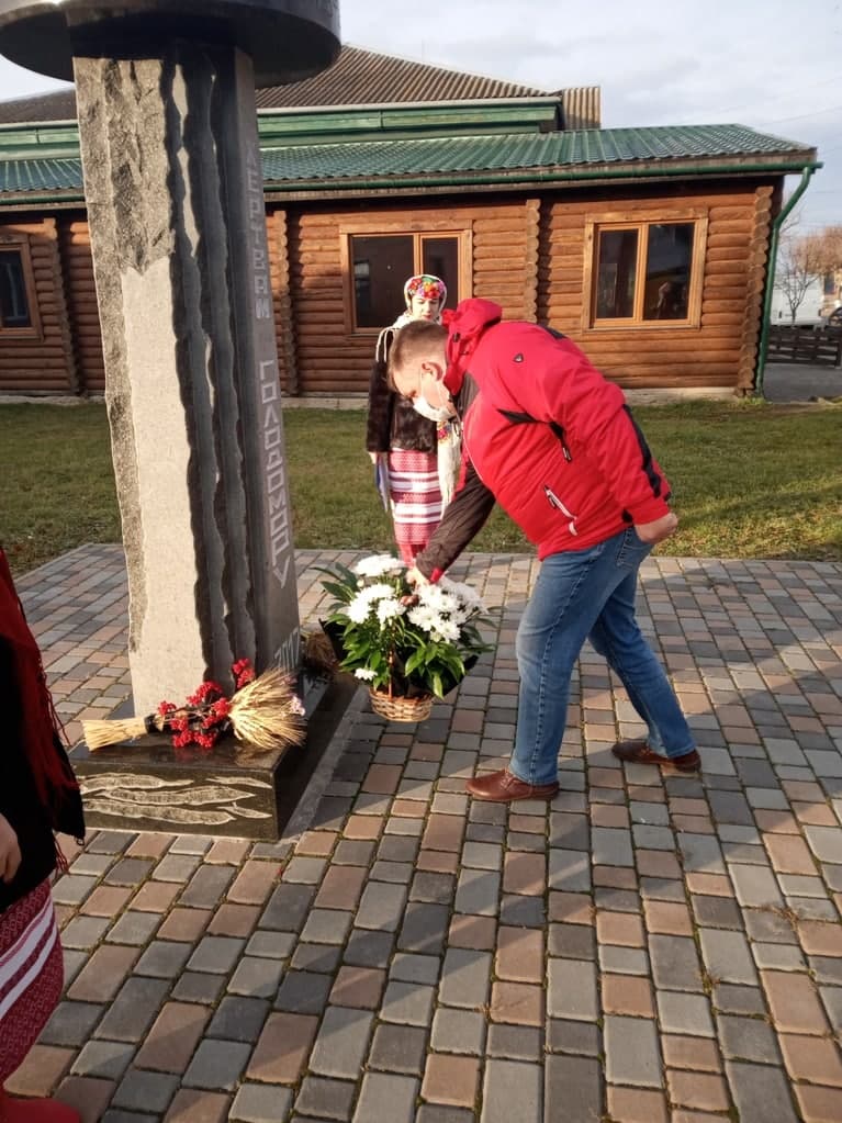 жителі громади покладали квіти до одинадцяти пам’ятників жертв голодоморів.