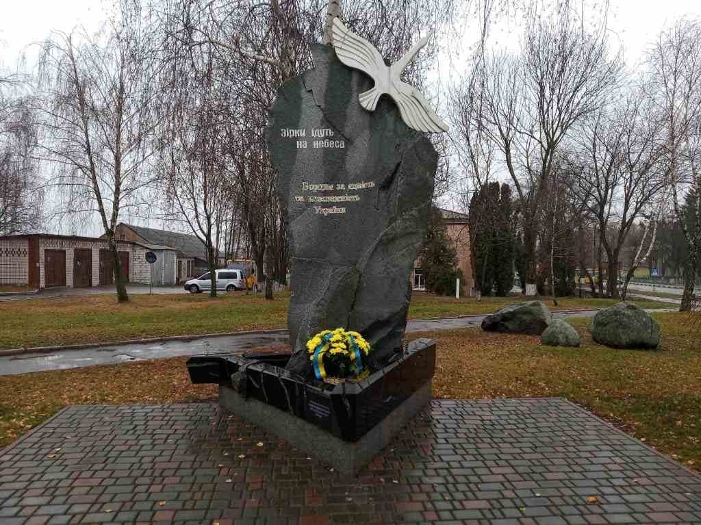 Квіти до пам’ятника «Борцям за єдність та незалежність України»