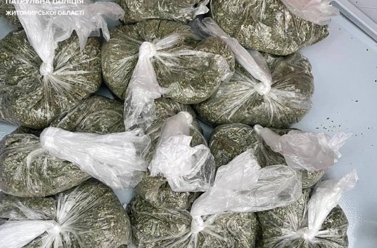 26 пакетів з, ймовірно, наркотиками виявили патрульні