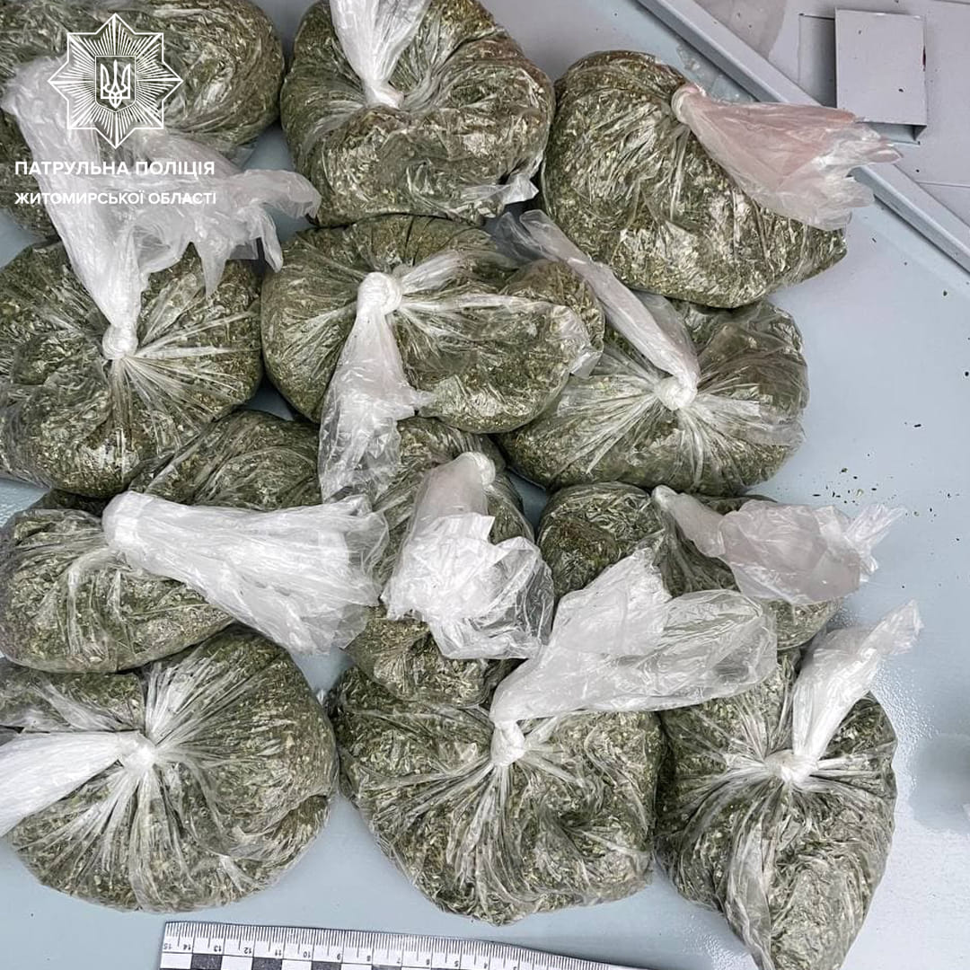 26 пакетів з, ймовірно, наркотиками виявили патрульні