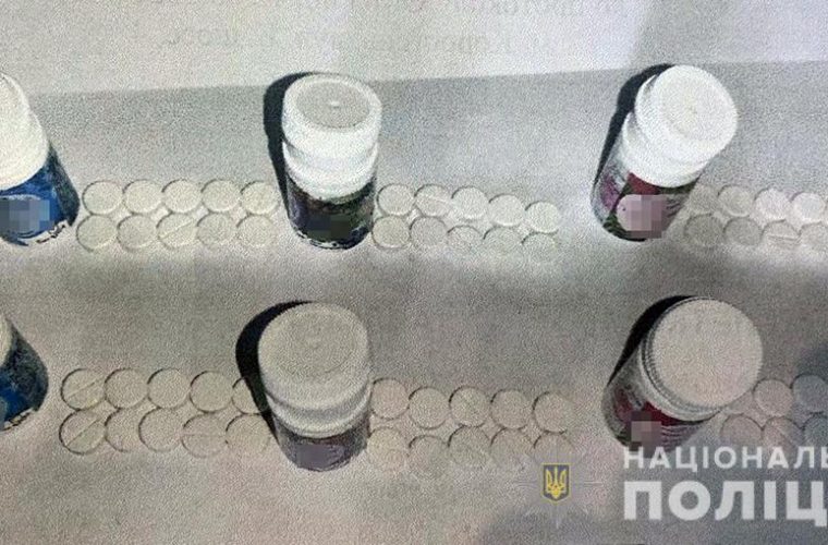 Підозрювана поштою пересилала засудженим таблетки метадону