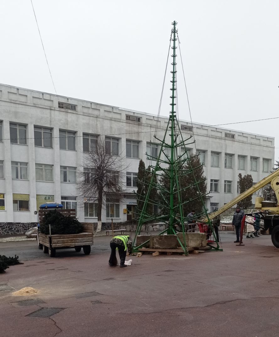 15 грудня, на Замковій площі Чуднова розпочали монтаж ялинки