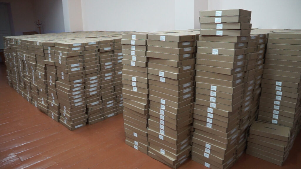 Заклади освіти Житомирщини отримали майже 2,5 тисячі ноутбуків від компанії Google