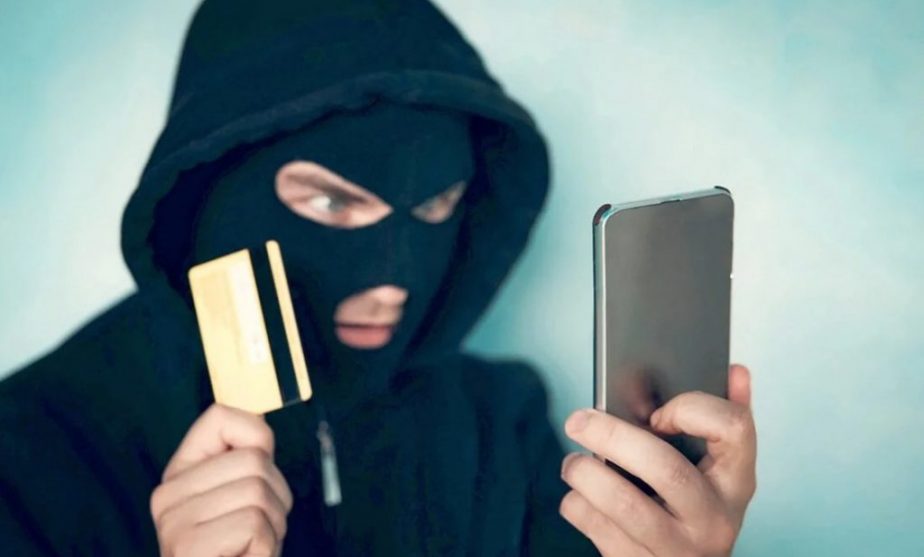 Шахраї видурили в пенсіонерів гроші з банківських карток