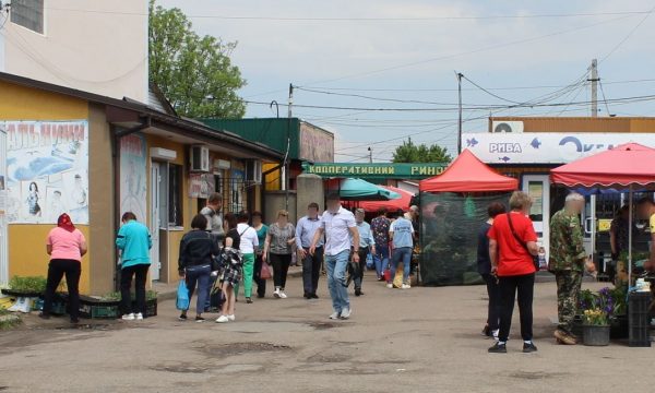 Чуднів: торгівля на вулиці Героїв Майдану