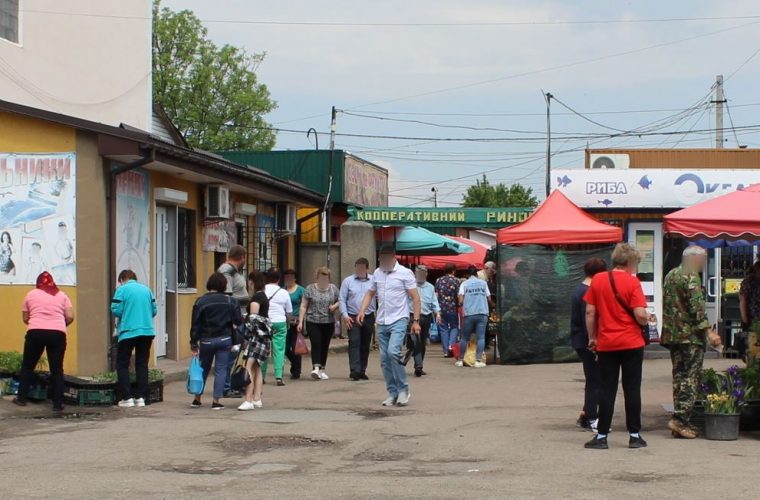 Чуднів: торгівля на вулиці Героїв Майдану