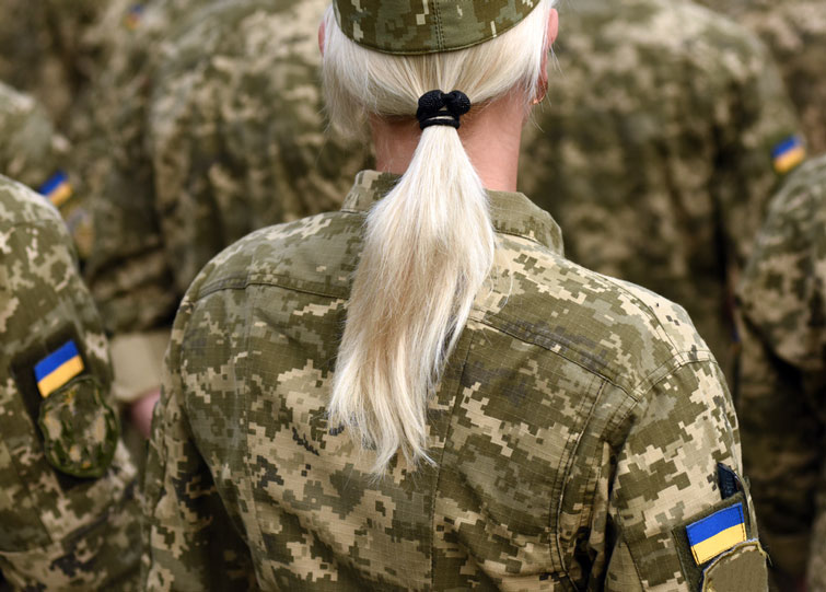 Кому з жінок відтепер доведеться на військовий облік ставати
