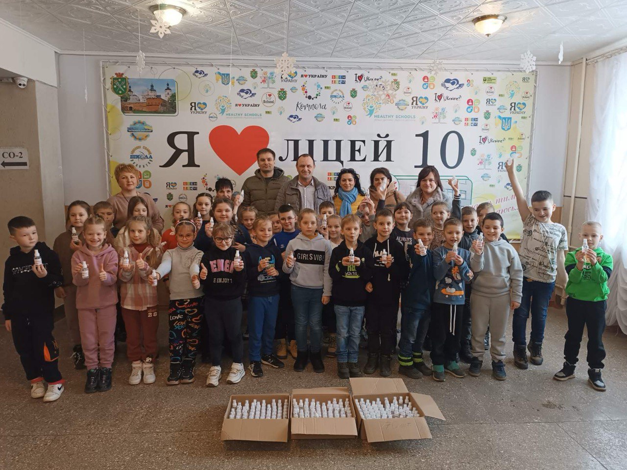 Антисептики школярам від волонтерів "Української команди"