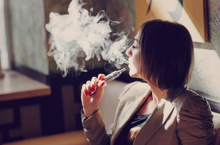 В Україні побільшало жінок-курців, а кожна третя – залежна від нікотину. Опитування