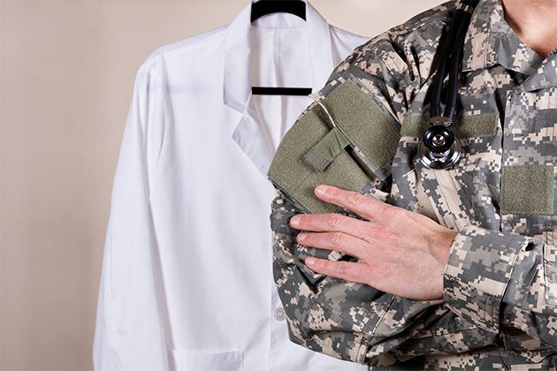 Медики можуть пройти курс з військової медицини й отримати звання: як подати заявку