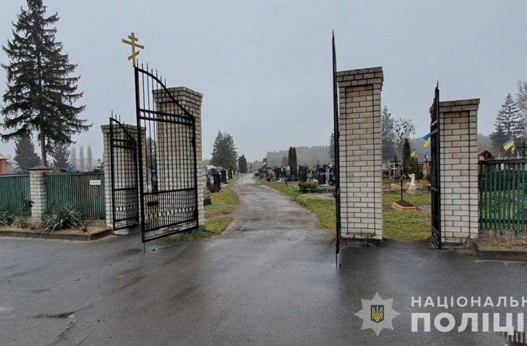 Чуднівські поліцейські викрили причетного до наруги над могилами полеглих Захисників