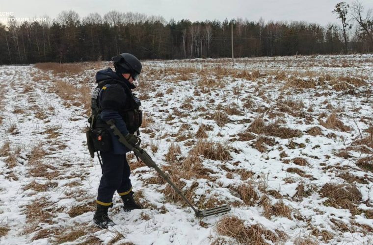 Діти знайшли снаряд на сільському полі на Житомирщині