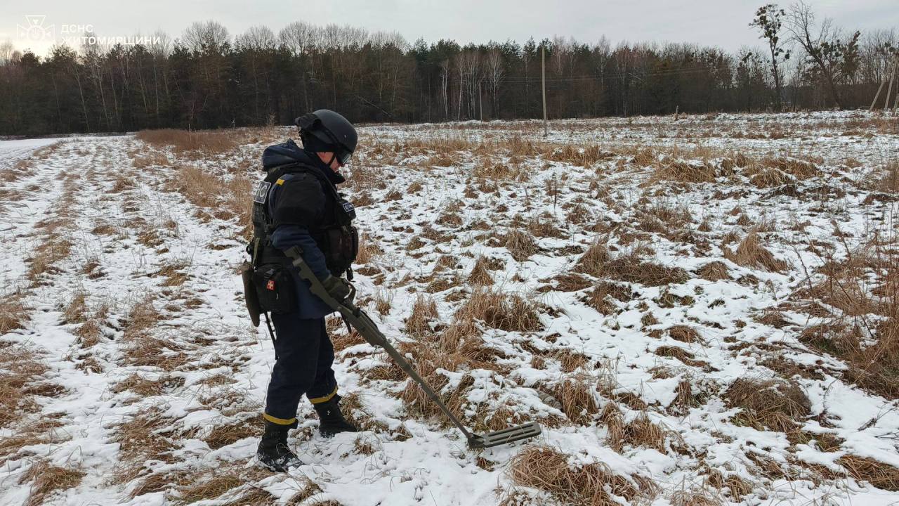 Діти знайшли снаряд на сільському полі на Житомирщині