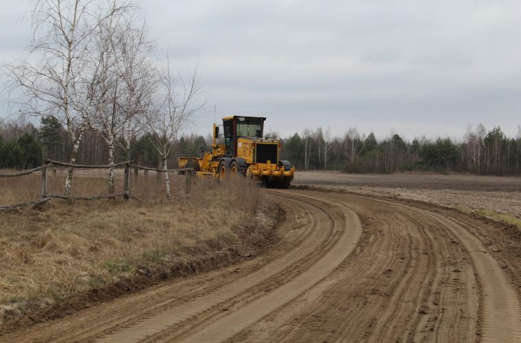 У Карвинівському старостинському окрузі тривають роботи з покращення стану доріг. Оскільки частина місцевих доріг залишається ґрунтовою, для їх утримання за рахунок бюджету громади проводять підсипку та грейдерування. Про це інформує пресслужба Чуднівської міської ради. Нещодавно було виконано грейдерування дорожнього покриття в селах Карвинівка, Станіславівка та Грем’яче. Хід виконання робіт особисто контролювали міський голова Віталій Войтко та староста Карвинівського старостинського округу Василь Тищенко, які виїжджали на місце, щоб оцінити якість проведених робіт. Як зазначив міський голова Віталій Войтко, навесні заплановано підсипання доріг щебеневою сумішшю у всіх старостатах громади. Звичайно, виконати всі роботи одночасно неможливо, тому вони здійснюються поступово, відповідно до плану.