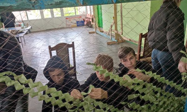 Учні, вчителі та жителі Дубище виготовляють маскувальні сітки для військових