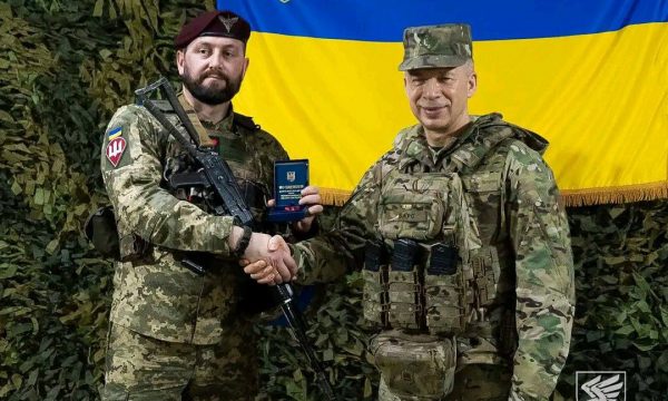 Воїну Михайлу з Чуднівщини Головком Сирський вручи відзнаку