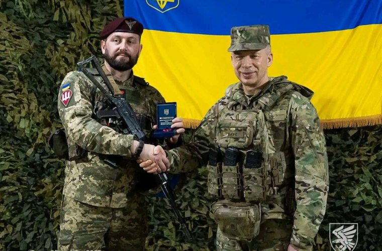 Воїну Михайлу з Чуднівщини Головком Сирський вручи відзнаку