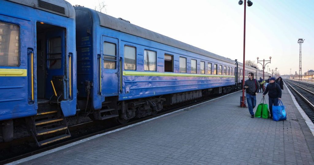Через Чуднів курсуватиме новий додатковий потяг з травня