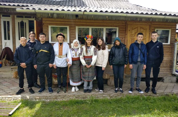 Група учнів Чуднівського ліцею їздила на відпочинок до Карпат