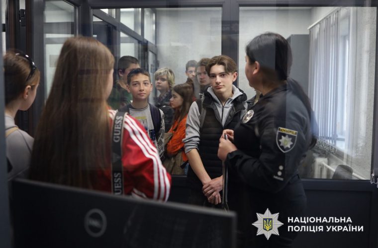 Чуднівські поліцейські знайомили ліцеїстів з особливостями служби в поліції