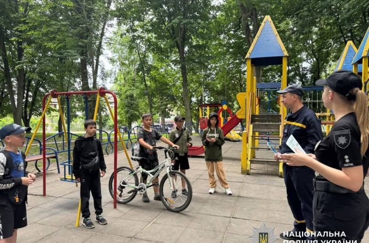Чуднівські поліцейські та рятувальники нагадали місцевим жителям правила поведінки під час відпочинку
