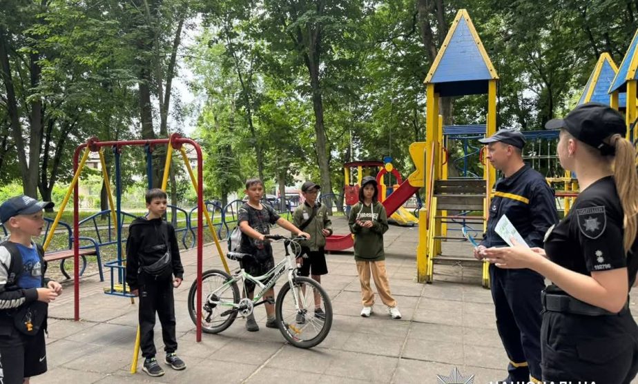 Чуднівські поліцейські та рятувальники нагадали місцевим жителям правила поведінки під час відпочинку