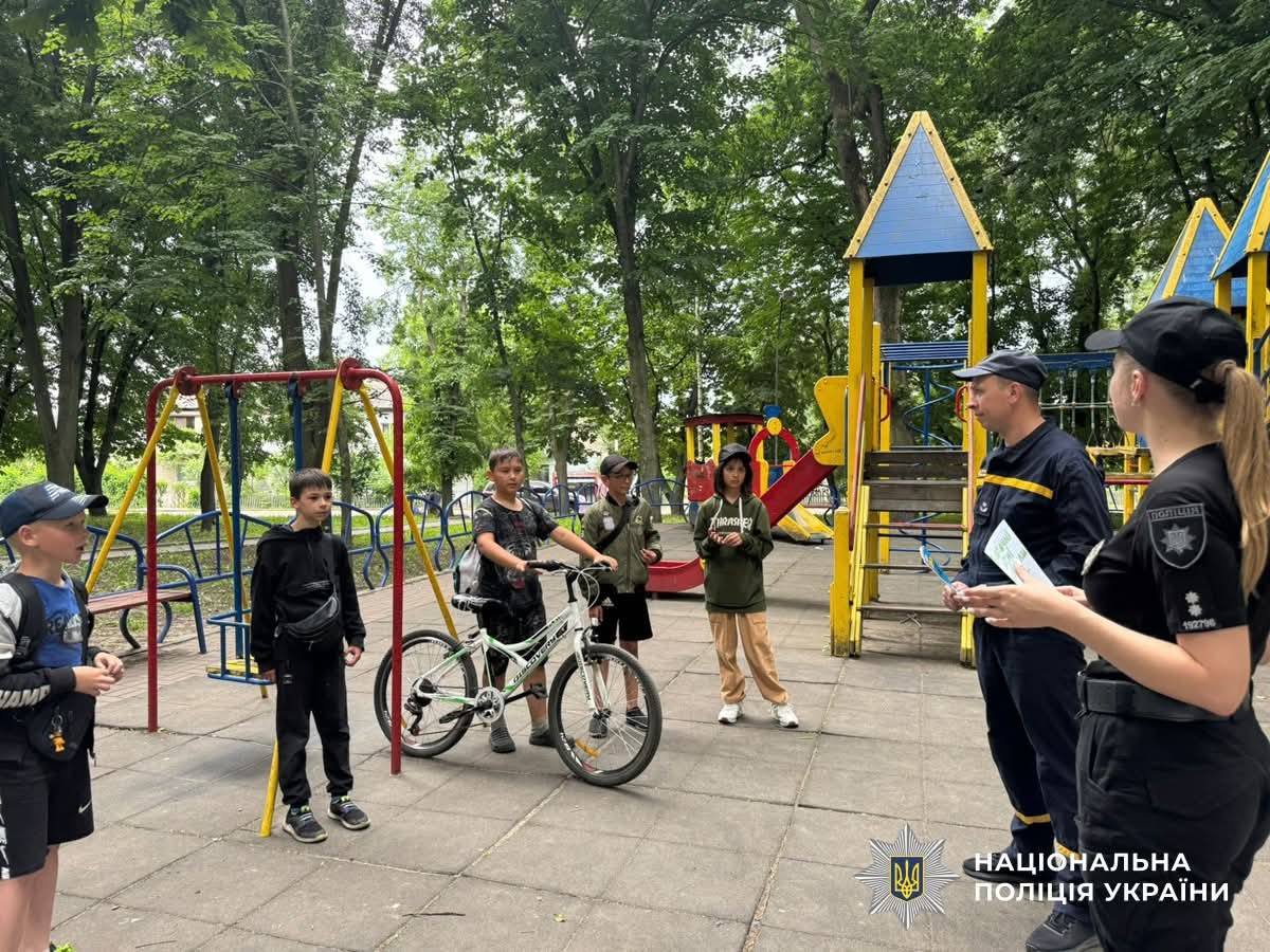 Чуднівські поліцейські та рятувальники нагадали місцевим жителям правила поведінки під час відпочинку