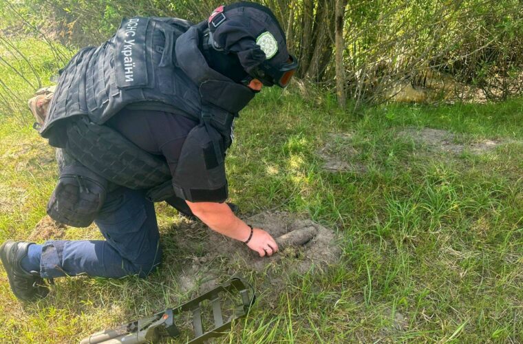 Артснаряд у Великих Коровинцях знайшли працівники РЕМ під час встановлення електроопори