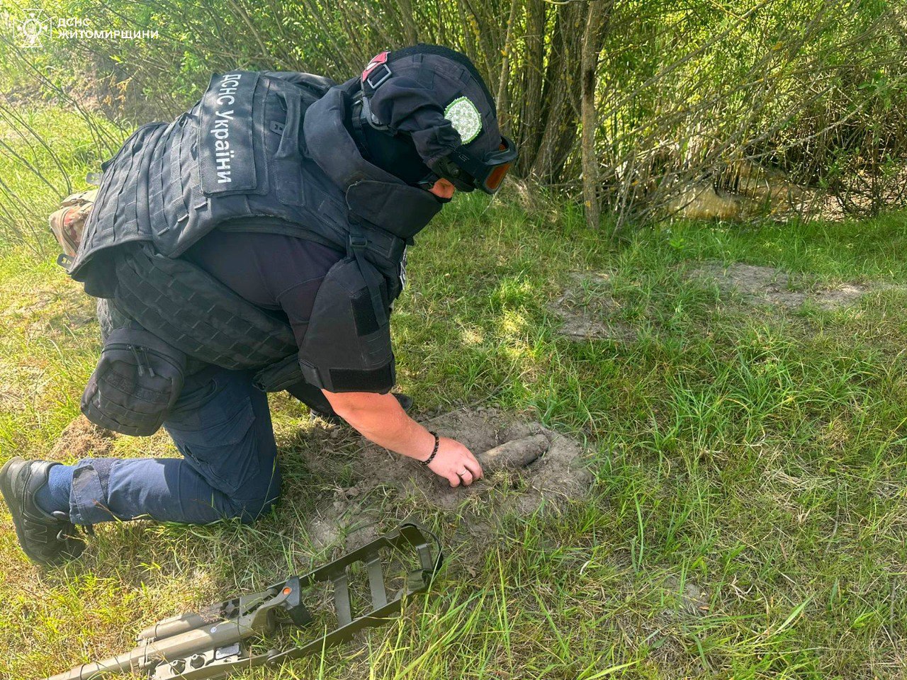 Артснаряд у Великих Коровинцях знайшли працівники РЕМ під час встановлення електроопори