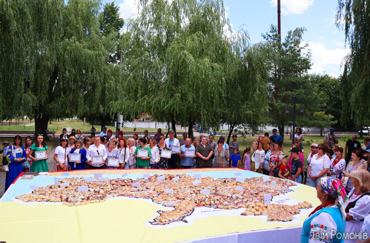 Національний рекорд на фестивалі "ЕтноВир на Виспі": склали «Пирога Єдності» 1 500 пиріжків