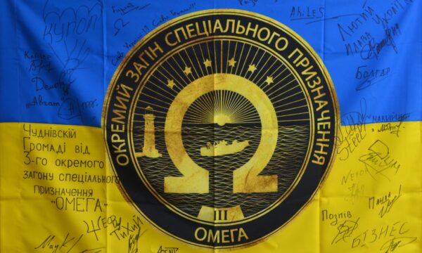 Прапор з передової передали бійці у Чуднівську громаду