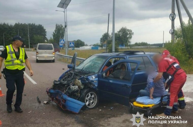 ДТП у Дриглові: на перехресті зіткнулися вантажівка і легковик – троє травмованих