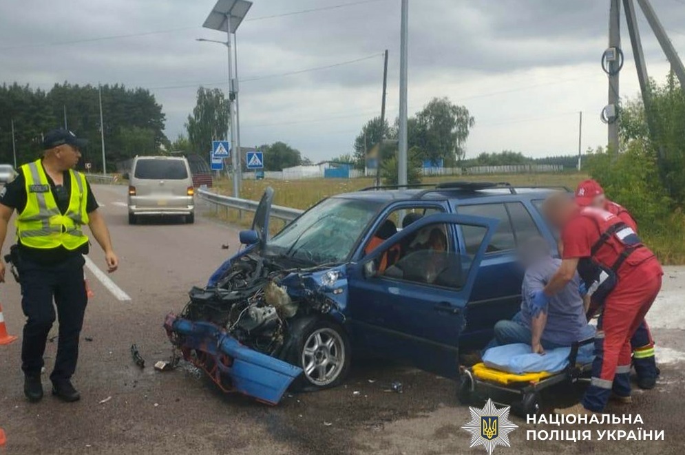ДТП у Дриглові: на перехресті зіткнулися вантажівка і легковик – троє травмованих