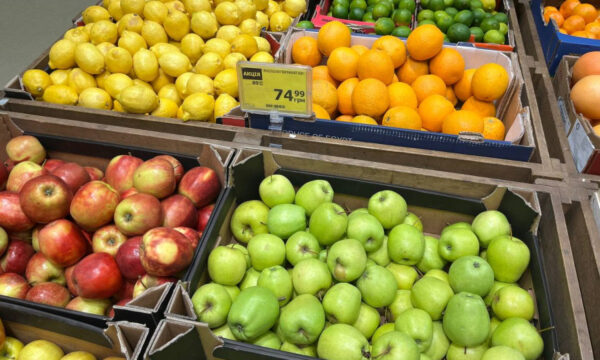 Яблука б’ють рекорди: як зросли ціни на продукти в України — Держстат оприлюднив цифри