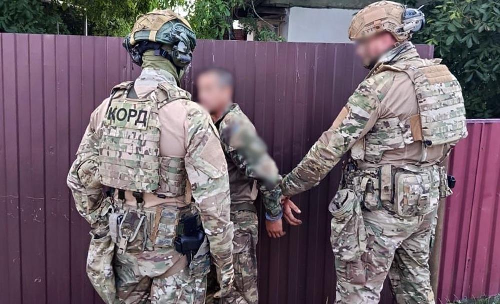 П'яний і з гранатами чоловік погрожував патрульним, котрі працювали в Романові