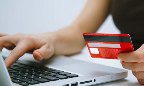 Робота ставити вподобайки: двоє жінок віддали шахраям до 100 тис грн