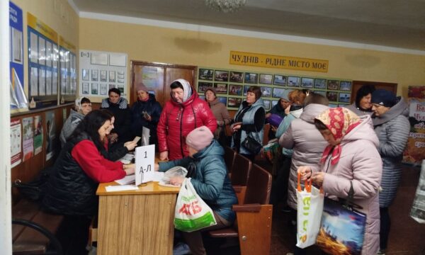 У Чуднові 200 людей поважного віку отримали благодійну допомогу