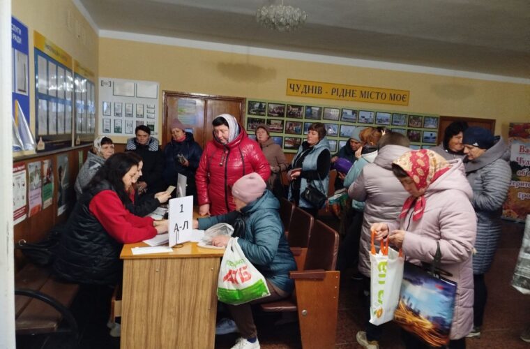 У Чуднові 200 людей поважного віку отримали благодійну допомогу
