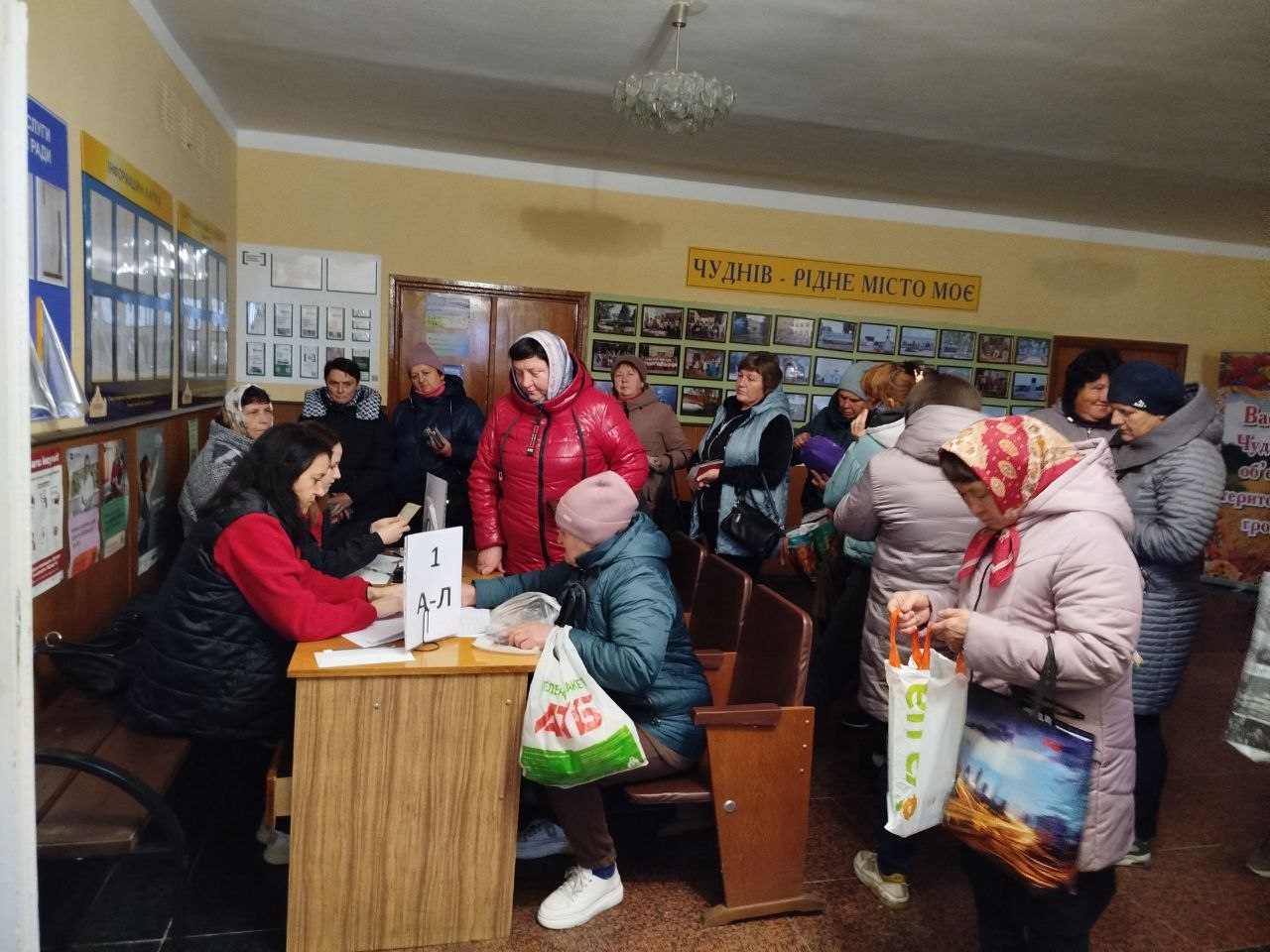 У Чуднові 200 людей поважного віку отримали благодійну допомогу
