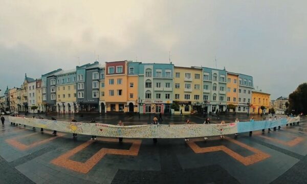 Найдовше полотно єдності з відбитками дитячих долоньок: жителі Житомирщини долучилися до нового рекорду України