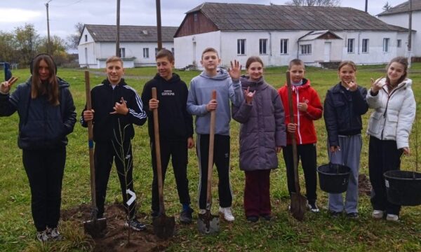 Зібрали урожай для шкільної їдальні та висадили молодий сад: учні Чуднівської гімназії продовжують працю на дослідницьких ділянках