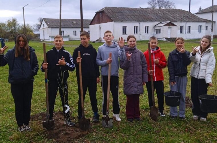Зібрали урожай для шкільної їдальні та висадили молодий сад: учні Чуднівської гімназії продовжують працю на дослідницьких ділянках