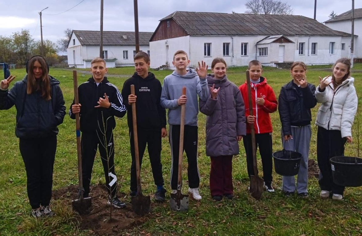 Зібрали урожай для шкільної їдальні та висадили молодий сад: учні Чуднівської гімназії продовжують працю на дослідницьких ділянках