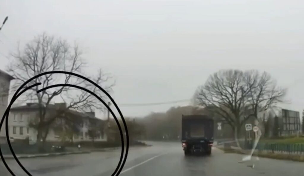 1-річна дитина вибігла боса на дорогу в Чуднові: поліцейські відвідали родину