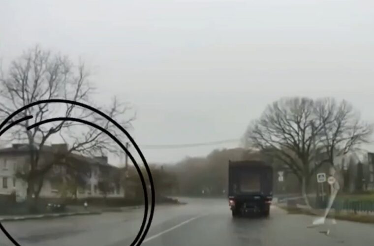 1-річна дитина вибігла боса на дорогу в Чуднові: поліцейські відвідали родину