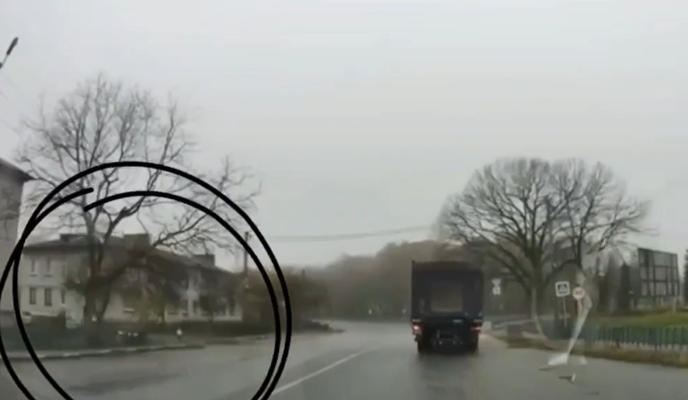 1-річна дитина вибігла боса на дорогу в Чуднові: поліцейські відвідали родину