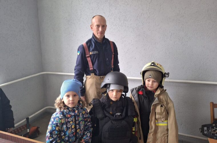 Вихованці ЗДО «Зірочка» відвідали пожежно-рятувальний підрозділ Чуднова